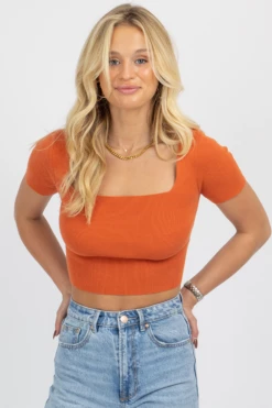 LE LIS AUBURN SHORT SLEEVE KNIT TIE-BACK CROP NEW ARRIVALS