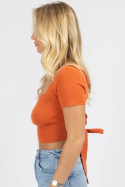 LE LIS AUBURN SHORT SLEEVE KNIT TIE-BACK CROP NEW ARRIVALS