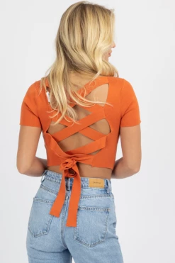 LE LIS AUBURN SHORT SLEEVE KNIT TIE-BACK CROP NEW ARRIVALS