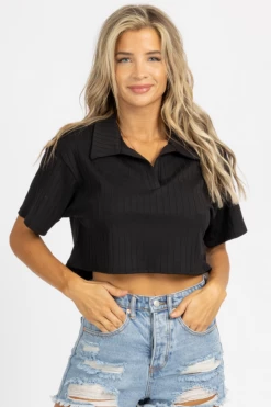 LE LIS CLOTHING BLACK RIBBED COLLARED CROP