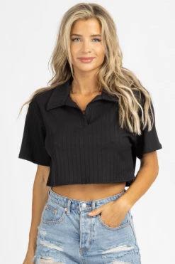 LE LIS CLOTHING BLACK RIBBED COLLARED CROP