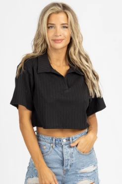 LE LIS CLOTHING BLACK RIBBED COLLARED CROP