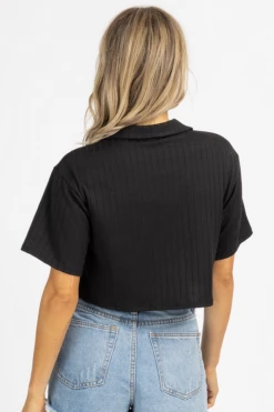 LE LIS CLOTHING BLACK RIBBED COLLARED CROP