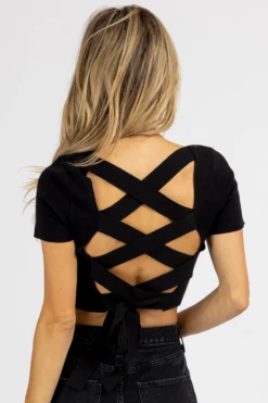 LE LIS BLACK SHORT SLEEVE KNIT TIE-BACK CROP