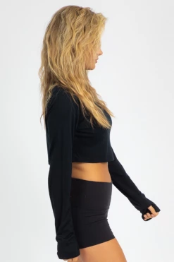 TREND NOTES BLACK THUMBHOLE CROP