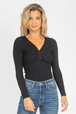 TREND NOTES CLOTHING TWISTED FRONT KNIT TOP IN BLACK