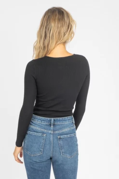TREND NOTES CLOTHING TWISTED FRONT KNIT TOP IN BLACK