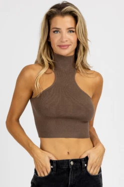 LE LIS NEW ARRIVALS MOCHA TURTLENECK SLEEVELESS CROP TOP