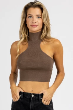 LE LIS NEW ARRIVALS MOCHA TURTLENECK SLEEVELESS CROP TOP