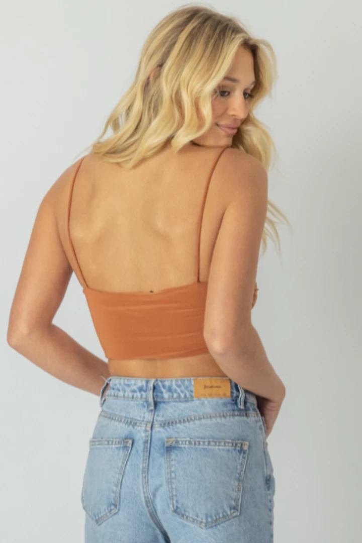 OLIVACEOUS NEW ARRIVALS RUST TWIST FRONT CROPPED CAMI 6 OLIVACEOUS NEW ARRIVALS RUST TWIST FRONT CROPPED CAMI