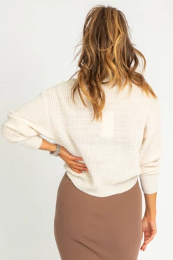 Q2 CREAM BUTTON NECK KNIT