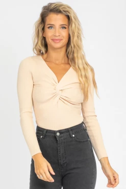 TREND NOTES TWISTED FRONT KNIT TOP IN NUDE