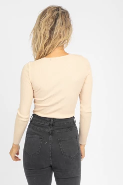 TREND NOTES TWISTED FRONT KNIT TOP IN NUDE