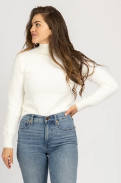 THE FREE YOGA WHITE BASIC FUZZY KNIT