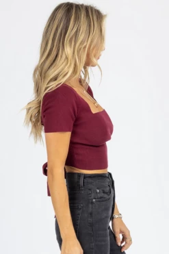 LE LIS MAROON SHORT SLEEVE KNIT TIE-BACK CROP