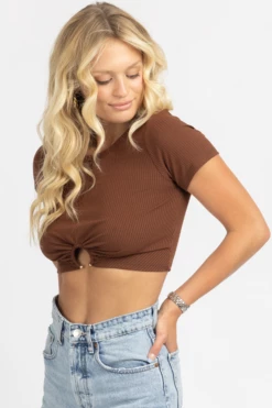 ENDLESS BLU NEW ARRIVALS MOCHA O-RING RIBBED CROP TOP