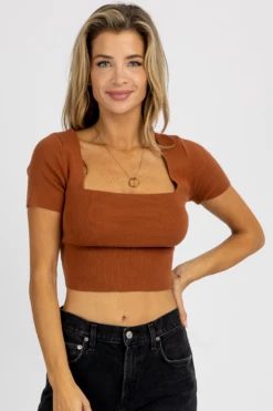 LE LIS NEW ARRIVALS RUST SHORT SLEEVE KNIT TIE-BACK CROP
