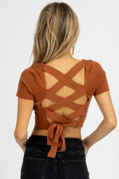 LE LIS NEW ARRIVALS RUST SHORT SLEEVE KNIT TIE-BACK CROP