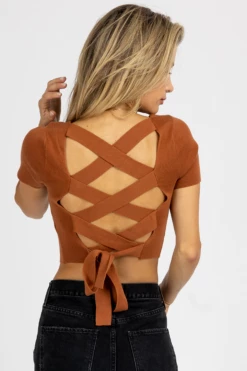 LE LIS NEW ARRIVALS RUST SHORT SLEEVE KNIT TIE-BACK CROP