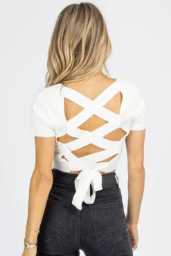 LE LIS NEW ARRIVALS WHITE SHORT SLEEVE KNIT TIE-BACK CROP
